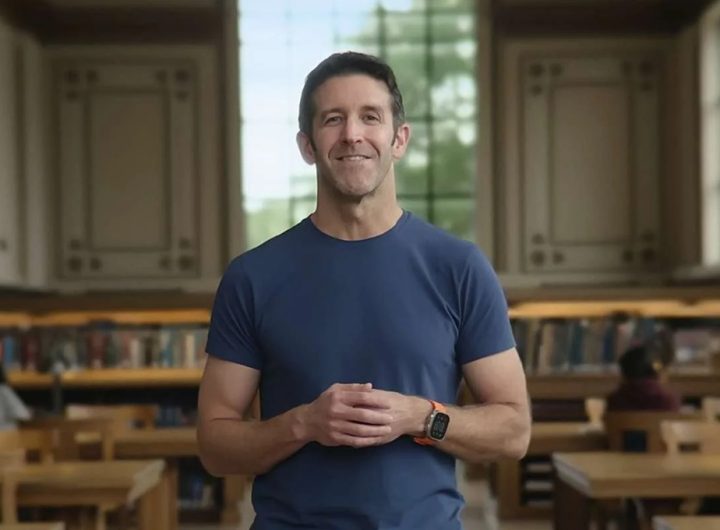 Apple menyerahkan kepemimpinan ke CEO baru John Ternus dalam kondisi puncak, namun tantangan besar menanti di era AI dan inovasi teknologi. (Tangkapan Layar)