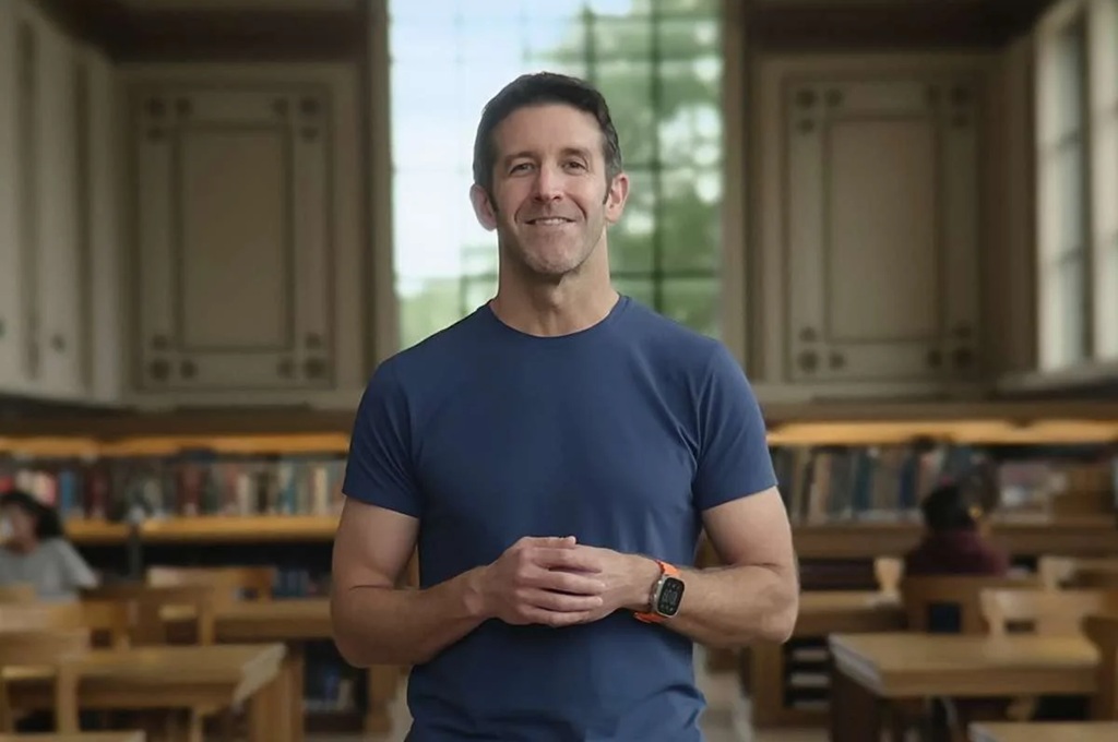 Apple menyerahkan kepemimpinan ke CEO baru John Ternus dalam kondisi puncak, namun tantangan besar menanti di era AI dan inovasi teknologi. (Tangkapan Layar)