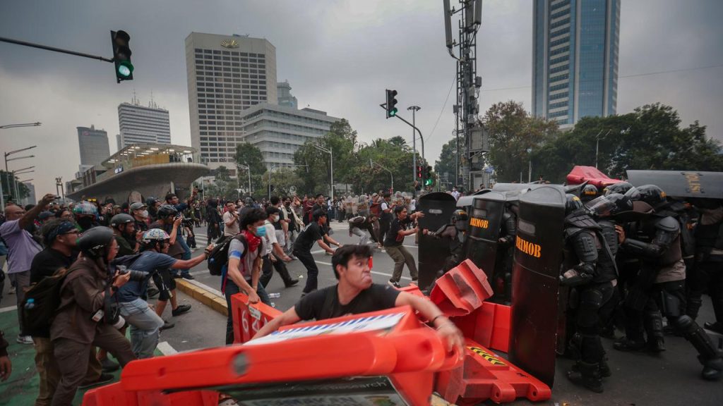 DEMO DI JALAN SUDIRMAN BERUJUNG RICUH, MAHASISWA DAN APARAT SEMPAT BERSITEGANG