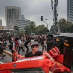DEMO DI JALAN SUDIRMAN BERUJUNG RICUH, MAHASISWA DAN APARAT SEMPAT BERSITEGANG