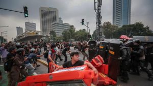 DEMO DI JALAN SUDIRMAN BERUJUNG RICUH, MAHASISWA DAN APARAT SEMPAT BERSITEGANG