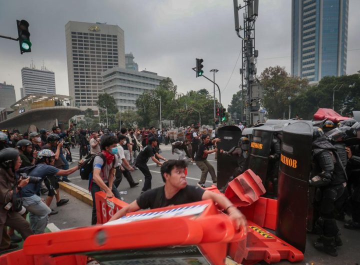 DEMO DI JALAN SUDIRMAN BERUJUNG RICUH, MAHASISWA DAN APARAT SEMPAT BERSITEGANG