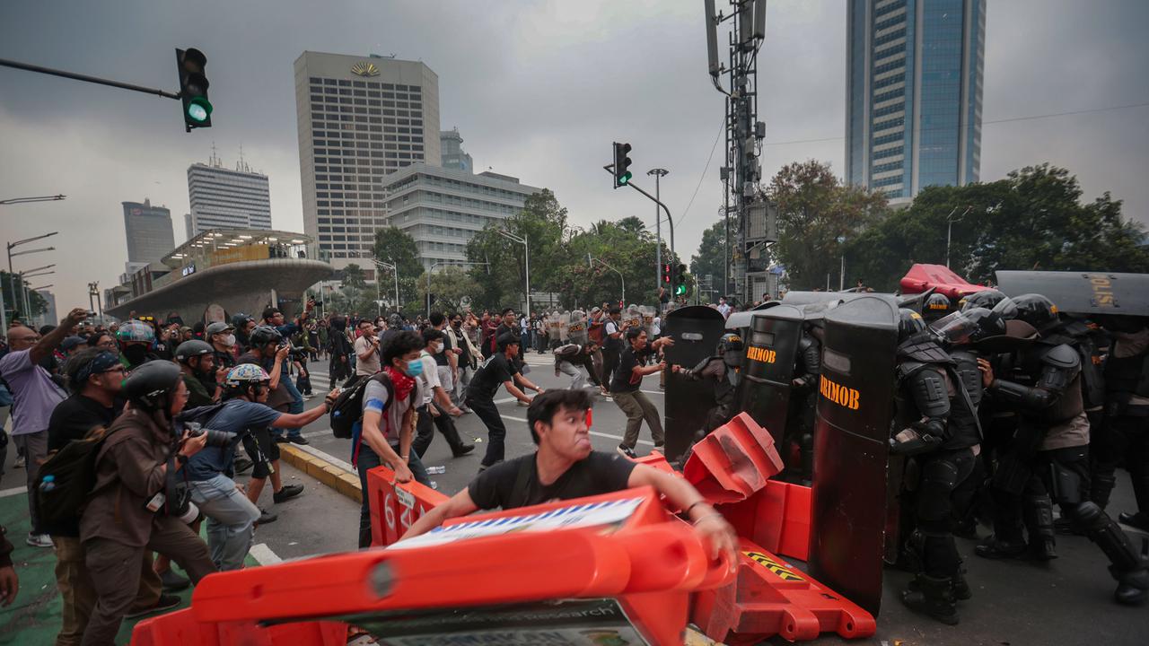DEMO DI JALAN SUDIRMAN BERUJUNG RICUH, MAHASISWA DAN APARAT SEMPAT BERSITEGANG