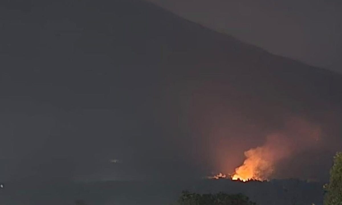 KEBAKARAN HUTAN TERJADI DI KAWASAN GUNUNG CIREMAI, PETUGAS DAN WARGA BERGERAK MELAKUKAN PEMADAMAN