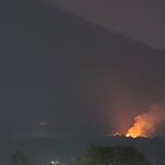 KEBAKARAN HUTAN TERJADI DI KAWASAN GUNUNG CIREMAI, PETUGAS DAN WARGA BERGERAK MELAKUKAN PEMADAMAN