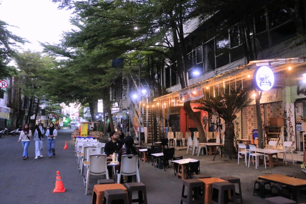 Super Hits! Inilah 5 Rekomendasi Street Café di Cirebon yang Asyik Buat Hangout