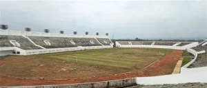 Rumput Stadion Watubelah Menguning, Kang Ohim Soroti Anggaran Perawatan **CIREBON** – Kondisi rumput Stadion Watubelah, Kecamatan Sumber, Kabupaten Cirebon, menjadi sorotan setelah hamparan lapangan utama berubah menjadi kuning kecokelatan dan mengering. Pemandangannya menyerupai sawah yang siap dipanen, berbeda dengan lapangan sepak bola yang seharusnya terlihat hijau dan terawat. Berdasarkan pantauan di lokasi pada Minggu, 18 Oktober 2026, rumput di sebagian besar permukaan lapangan utama terlihat mengering. Kondisi tersebut dilaporkan telah berlangsung lebih dari satu bulan dan memunculkan pertanyaan mengenai pemeliharaan fasilitas olahraga milik publik tersebut. Aktivis Cirebon, Abdulrohim atau yang akrab disapa Kang Ohim, mempertanyakan keseriusan pengelola dalam menjaga kondisi lapangan. Menurutnya, musim kemarau memang dapat memengaruhi pertumbuhan rumput, tetapi perawatan fasilitas seharusnya tetap berjalan. Kritik tersebut tidak hanya menyangkut penampilan lapangan, tetapi juga tanggung jawab pengelola, penggunaan anggaran pemeliharaan, serta pungutan yang dikenakan kepada masyarakat yang berkunjung. ## Kang Ohim Pertanyakan Pemeliharaan Stadion Watubelah Kang Ohim menilai kondisi rumput yang mengering perlu menjadi perhatian serius. Ia mempertanyakan pola pemeliharaan yang dilakukan hingga lapangan utama Stadion Watubelah mengalami perubahan warna secara luas. Menurutnya, fasilitas olahraga yang memiliki pengelola seharusnya mendapatkan perawatan rutin, termasuk ketika menghadapi cuaca kering. Pemeliharaan tersebut diperlukan agar kondisi rumput tidak semakin memburuk dan lapangan tetap dapat dimanfaatkan sesuai fungsinya. Ia juga mempertanyakan klaim mengenai perawatan rumput melalui penyiraman dan pemupukan. Kondisi lapangan yang terlihat saat ini, menurutnya, menimbulkan keraguan terhadap efektivitas pemeliharaan tersebut. Kang Ohim menilai persoalan ini tidak semestinya hanya dijelaskan melalui faktor cuaca. Pengelola perlu memberikan keterangan mengenai langkah perawatan yang telah dilakukan dan upaya yang disiapkan untuk menangani kondisi rumput. ## Anggaran Perawatan Ikut Menjadi Sorotan Selain kondisi lapangan, penggunaan anggaran pemeliharaan turut dipertanyakan. Kang Ohim menyoroti peran Dinas Pemuda dan Olahraga (Dispora) Kabupaten Cirebon dalam kaitannya dengan anggaran perawatan Stadion Watubelah. Ia mempertanyakan sejauh mana anggaran tersebut digunakan dan bagaimana hasil pemeliharaannya dapat dilihat secara nyata. Sorotan ini penting karena perawatan lapangan sepak bola membutuhkan penanganan yang berkelanjutan. Penyiraman, pemupukan, pemotongan rumput, serta pemeriksaan kondisi tanah merupakan beberapa aspek yang perlu diperhatikan agar kualitas lapangan tetap terjaga. Namun, kondisi rumput yang mengering belum cukup untuk membuktikan adanya penyimpangan dalam penggunaan anggaran. Diperlukan penjelasan mengenai alokasi dana, kegiatan pemeliharaan yang telah dilaksanakan, serta evaluasi hasil perawatan untuk mengetahui persoalan secara menyeluruh. Karena itu, transparansi dari pihak terkait dibutuhkan agar masyarakat memperoleh informasi yang jelas mengenai pengelolaan fasilitas olahraga tersebut. ## Pungutan Pengunjung Juga Dipertanyakan Persoalan lain yang disoroti Kang Ohim adalah pungutan terhadap pengunjung Stadion Watubelah. Ia menyebut masyarakat harus membayar karcis parkir dan kembali dikenai tarif ketika memasuki area stadion. Menurutnya, mekanisme pungutan dan penggunaan pendapatan dari aktivitas kawasan stadion perlu dijelaskan secara terbuka. Ia mempertanyakan apakah penerimaan tersebut turut mendukung biaya operasional dan pemeliharaan fasilitas. Kondisi ini memunculkan pertanyaan mengenai hubungan antara pengelolaan kawasan stadion dan kualitas fasilitas yang dapat dinikmati masyarakat. Kejelasan mengenai dasar penarikan tarif, pihak yang bertanggung jawab, serta peruntukan penerimaan menjadi penting agar pengelolaan fasilitas publik dapat dipertanggungjawabkan. ## Warga Kecewa Melihat Kondisi Rumput Kondisi rumput yang mengering juga menimbulkan kekecewaan bagi warga yang datang untuk berolahraga. Naim, salah seorang warga yang berkunjung ke Stadion Watubelah untuk berjoging, mengaku terkejut melihat perubahan kondisi lapangan. Ia menyebut rumput stadion beberapa bulan sebelumnya masih terlihat hijau. Menurutnya, kondisi tersebut sangat disayangkan karena Stadion Watubelah memiliki potensi menjadi ruang olahraga yang nyaman bagi masyarakat. Keluhan warga ini memperlihatkan bahwa pemeliharaan stadion tidak hanya berkaitan dengan kebutuhan atlet atau penyelenggaraan pertandingan. Kondisi fasilitas juga memengaruhi pengalaman masyarakat yang memanfaatkan kawasan tersebut untuk beraktivitas fisik. ## Perlu Evaluasi dan Penjelasan Pengelola Musim kemarau dapat meningkatkan risiko kekeringan pada rumput lapangan terbuka. Berkurangnya ketersediaan air dan meningkatnya penguapan dapat membuat rumput berubah warna, terutama jika kebutuhan air tidak terpenuhi. Meski demikian, penyebab pasti kondisi rumput Stadion Watubelah tetap perlu dipastikan melalui pemeriksaan lapangan. Evaluasi diperlukan untuk mengetahui apakah kekeringan dipengaruhi oleh cuaca, kondisi tanah, sistem penyiraman, atau faktor pemeliharaan lainnya. Hingga berita ini disusun, sumber pemberitaan yang tersedia belum memuat penjelasan resmi pengelola mengenai penyebab rumput mengering, kegiatan perawatan yang telah dilakukan, maupun rencana pemulihan lapangan. Kondisi ini menjadi pengingat bahwa pengelolaan fasilitas olahraga publik perlu disertai pemeliharaan berkelanjutan dan transparansi. Masyarakat tentu berharap Stadion Watubelah tetap menjadi tempat olahraga yang layak, nyaman, dan terawat. Penjelasan dari pihak pengelola dan instansi terkait kini diperlukan untuk menjawab pertanyaan mengenai kondisi rumput, penggunaan anggaran perawatan, serta langkah konkret yang akan dilakukan agar lapangan kembali berfungsi secara optimal