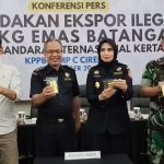 Bea Cukai Gagalkan Penyelundupan 5 Kilogram Emas, Dua Orang Diamankan (Foto : Darfan)