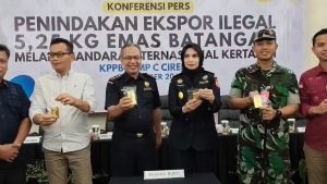 Bea Cukai Gagalkan Penyelundupan 5 Kilogram Emas, Dua Orang Diamankan (Foto : Darfan)