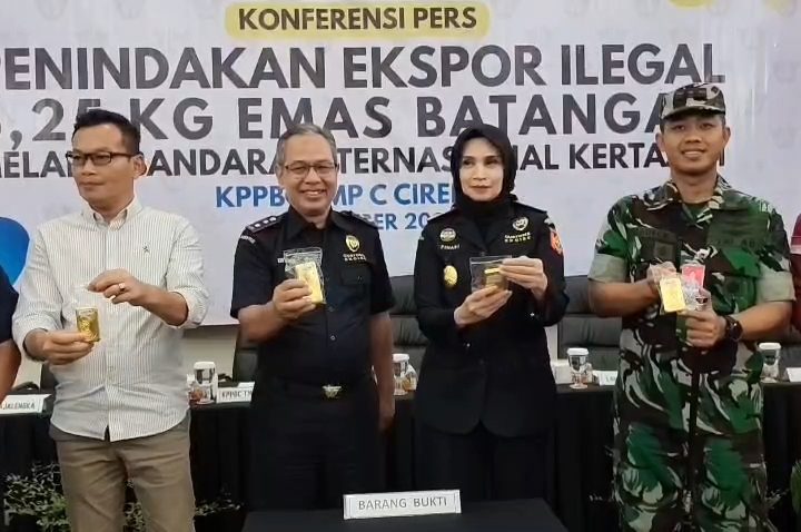 Bea Cukai Gagalkan Penyelundupan 5 Kilogram Emas, Dua Orang Diamankan (Foto : Darfan)