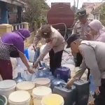 Antrean ember dan galon terlihat saat penyaluran air bersih dari Polres Majalengka di Desa Cisambeng, Kecamatan Palasah, Kabupaten Majalengka (Foto : Darfan)
