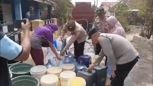 Antrean ember dan galon terlihat saat penyaluran air bersih dari Polres Majalengka di Desa Cisambeng, Kecamatan Palasah, Kabupaten Majalengka (Foto : Darfan)