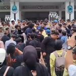 Aksi unjuk rasa yang digelar mahasiswa di depan Pendopo Bupati Kabupaten Kuningan (Foto : Darfan)