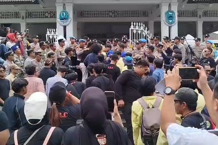 Aksi unjuk rasa yang digelar mahasiswa di depan Pendopo Bupati Kabupaten Kuningan (Foto : Darfan)