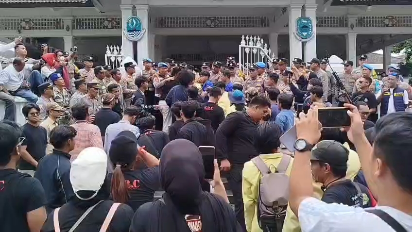 Aksi unjuk rasa yang digelar mahasiswa di depan Pendopo Bupati Kabupaten Kuningan (Foto : Darfan)