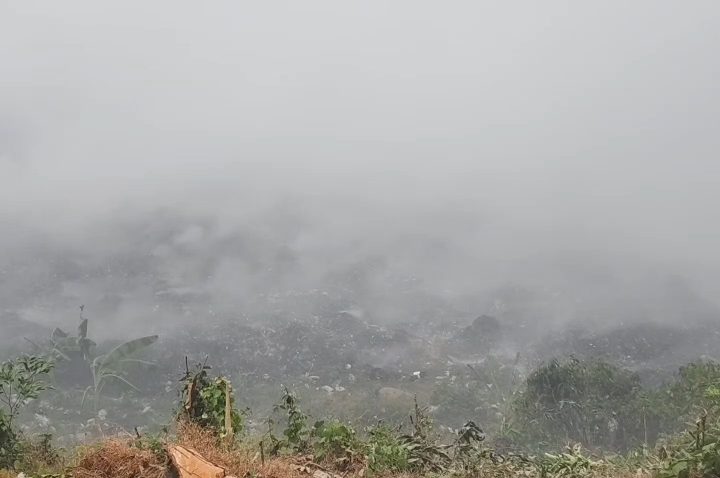 Kebakaran TPAS Meluas, Damkar Terus Berjibaku (Foto : Darfan)