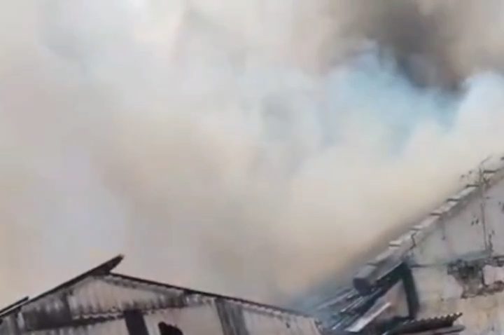 Akibat Bakaran Lahan, Sebuah Rumah di Kawasan Padat Penduduk Cirebon Ludes Terbakar (Tangkapan Layar)