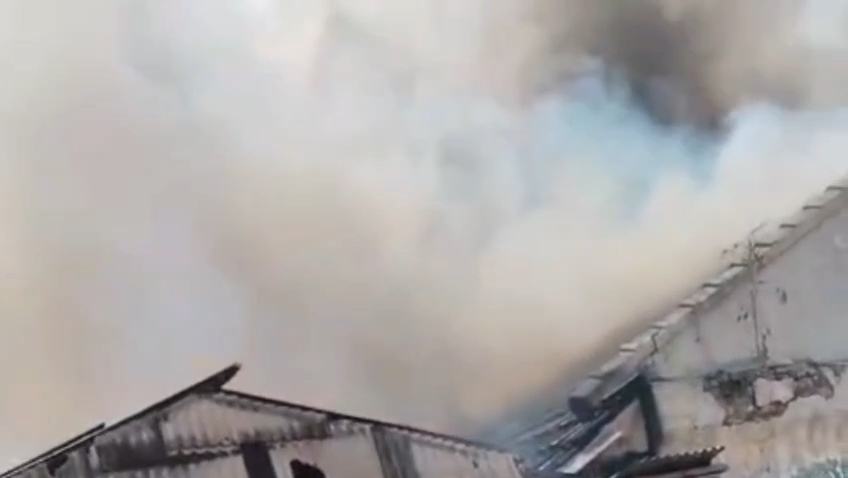 Akibat Bakaran Lahan, Sebuah Rumah di Kawasan Padat Penduduk Cirebon Ludes Terbakar (Tangkapan Layar)