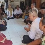 Suasana duka menyelimuti rumah Ali dan Masni di Desa Japura Lor, Kabupaten Cirebon, Rabu siang. Selama sepekan, orang tua Reyhan, siswa kelas dua SMKN 1 Mundu, diliputi kecemasan setelah putranya dilaporkan terjatuh dan hilang di perairan Selat Makassar (Foto : Darfan)