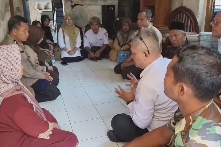 Suasana duka menyelimuti rumah Ali dan Masni di Desa Japura Lor, Kabupaten Cirebon, Rabu siang. Selama sepekan, orang tua Reyhan, siswa kelas dua SMKN 1 Mundu, diliputi kecemasan setelah putranya dilaporkan terjatuh dan hilang di perairan Selat Makassar (Foto : Darfan)