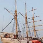 Kapal Layar Legendaris KRI Dewaruci Bersandar di Pelabuhan Cirebon (Foto : Darfan)