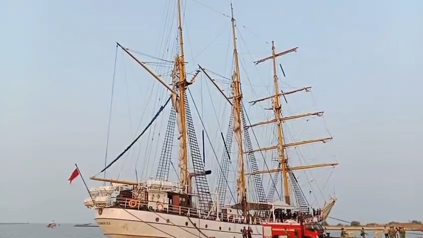 Kapal Layar Legendaris KRI Dewaruci Bersandar di Pelabuhan Cirebon (Foto : Darfan)