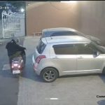 Rekaman kamera CCTV memperlihatkan dua orang yang diduga terlibat dalam pencurian sepeda motor di halaman Lisbon Padel Club, Kecamatan Kedawung (Tangkapan Layar)