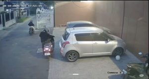 Rekaman kamera CCTV memperlihatkan dua orang yang diduga terlibat dalam pencurian sepeda motor di halaman Lisbon Padel Club, Kecamatan Kedawung (Tangkapan Layar)