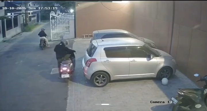 Rekaman kamera CCTV memperlihatkan dua orang yang diduga terlibat dalam pencurian sepeda motor di halaman Lisbon Padel Club, Kecamatan Kedawung (Tangkapan Layar)