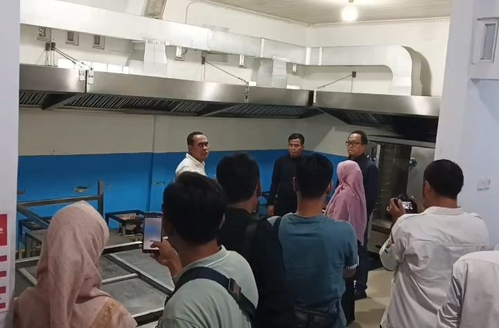 SPPG Kalijaga Dijaga Ketat Polisi, DPRD Temukan Dugaan Menu MBG Dimasak di Luar Dapur (Foto : Darfan)