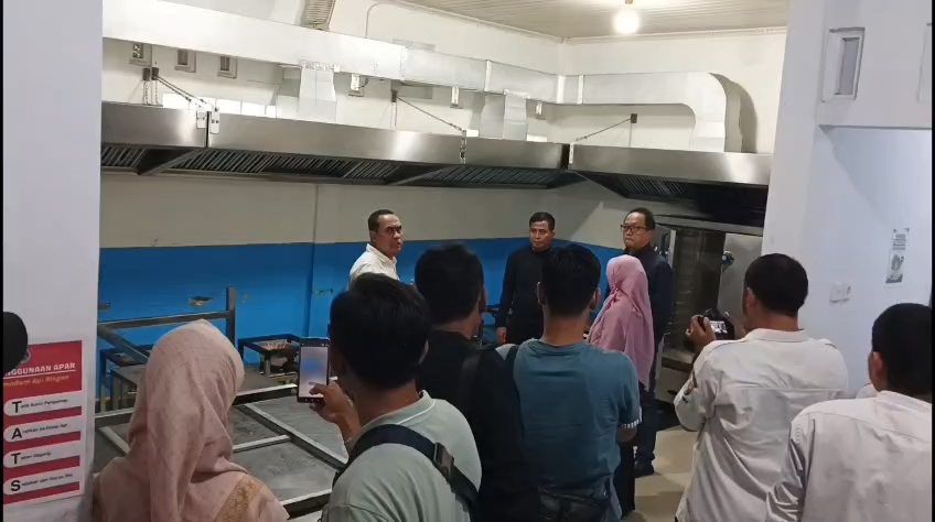 SPPG Kalijaga Dijaga Ketat Polisi, DPRD Temukan Dugaan Menu MBG Dimasak di Luar Dapur (Foto : Darfan)