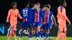 Para pemain PSG merayakan kemenangan atas Barcelona di Liga Champions, Rabu (21/10/2026). (c) AP Photo/Teresa Suarez