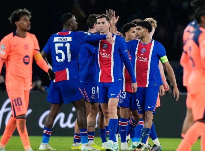 Para pemain PSG merayakan kemenangan atas Barcelona di Liga Champions, Rabu (21/10/2026). (c) AP Photo/Teresa Suarez