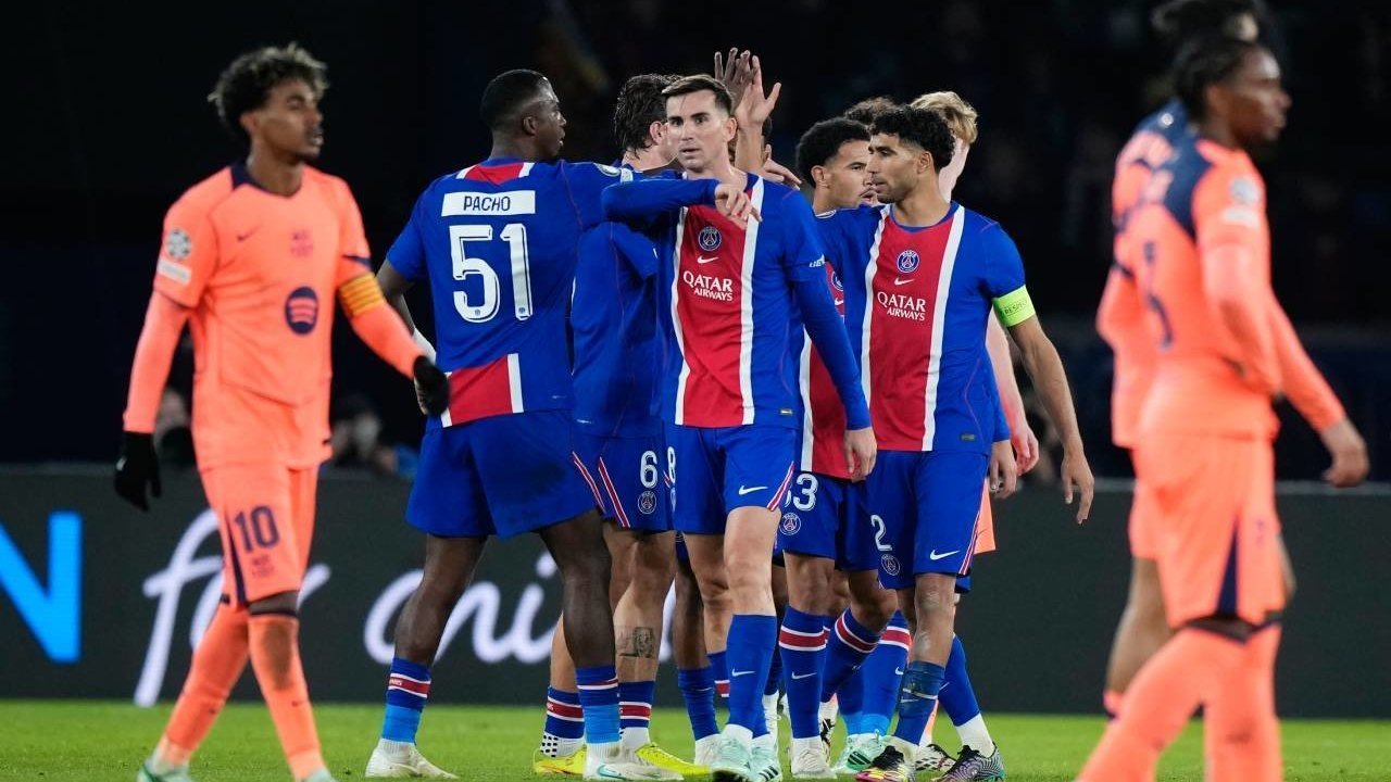Para pemain PSG merayakan kemenangan atas Barcelona di Liga Champions, Rabu (21/10/2026). (c) AP Photo/Teresa Suarez