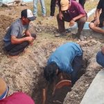 PEMINDAHAN MAKAM BERUSIA 41 TAHUN DI BEKASI BERAWAL DARI PERBEDAAN PILIHAN PILKADES