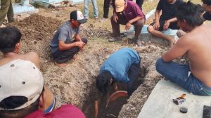 PEMINDAHAN MAKAM BERUSIA 41 TAHUN DI BEKASI BERAWAL DARI PERBEDAAN PILIHAN PILKADES