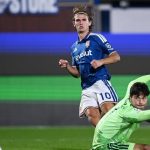 Gol Nico Paz ke gawang MU (Foto: Image Photo Agency/Getty Images)