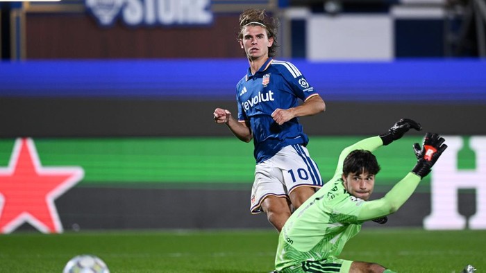 Gol Nico Paz ke gawang MU (Foto: Image Photo Agency/Getty Images)