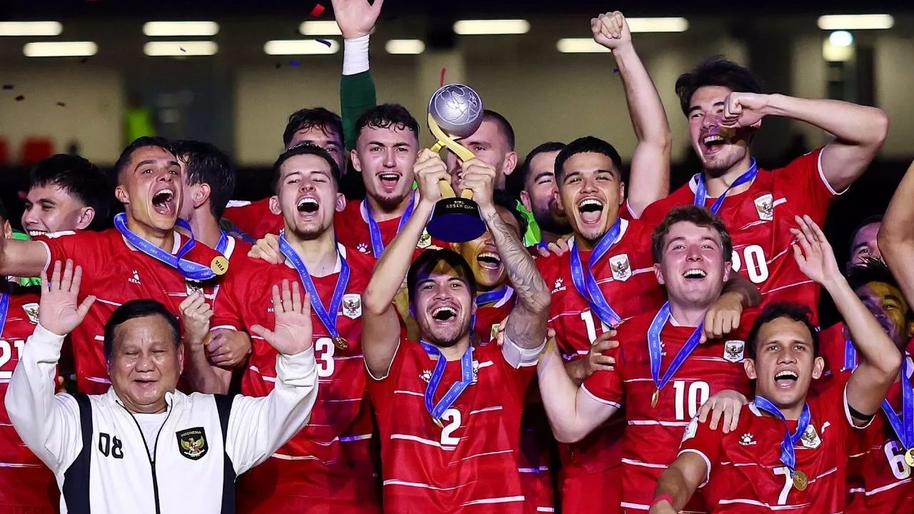 Pemain Timnas Indonesia selebrasi seusai menjuarai FIFA ASEAN Cup 2026 bersama Prabowo Subianto. (foto: AFC)