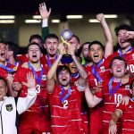 Pemain Timnas Indonesia selebrasi seusai menjuarai FIFA ASEAN Cup 2026 bersama Prabowo Subianto. (foto: AFC)