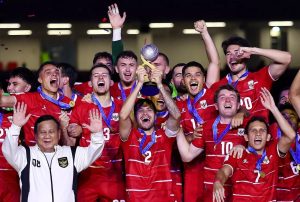 Pemain Timnas Indonesia selebrasi seusai menjuarai FIFA ASEAN Cup 2026 bersama Prabowo Subianto. (foto: AFC)