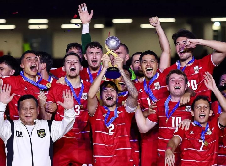 Pemain Timnas Indonesia selebrasi seusai menjuarai FIFA ASEAN Cup 2026 bersama Prabowo Subianto. (foto: AFC)
