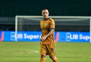 Radja Nainggolan melakoni debutnya bersama Bhayangkara FC kontra Persita Tangerang pada pekan ke-23 Liga 1 2023-2024 di Stadion Patriot Candrabhaga, Bekasi, Minggu (17/12/2023). (Foto: Liga 1)
