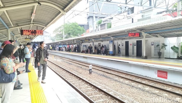 KRL BABLAS DI STASIUN SUDIRMAN, PENUMPANG TERPAKSA LANJUT KE MANGGARAI